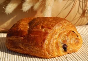 Une chocolatine posee sur un support en osier